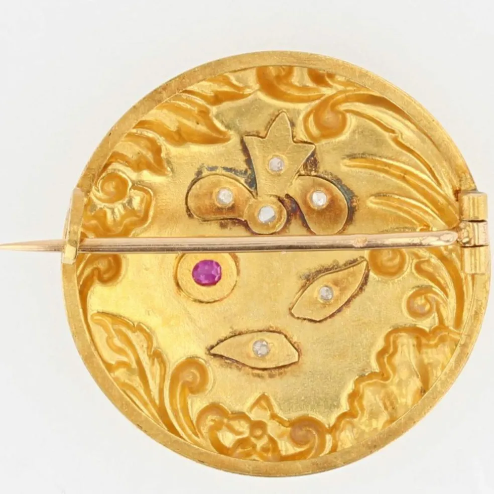 Broche en or jaune au décor floral rubis diamants