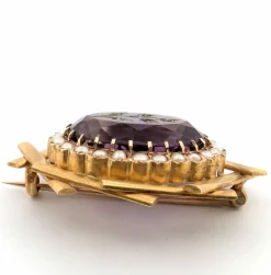 Broche en or jaune avec améthyste gravée et microbilles