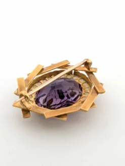 Broche en or jaune avec améthyste gravée et microbilles