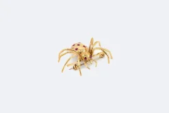 Broche en or jaune avec rubis