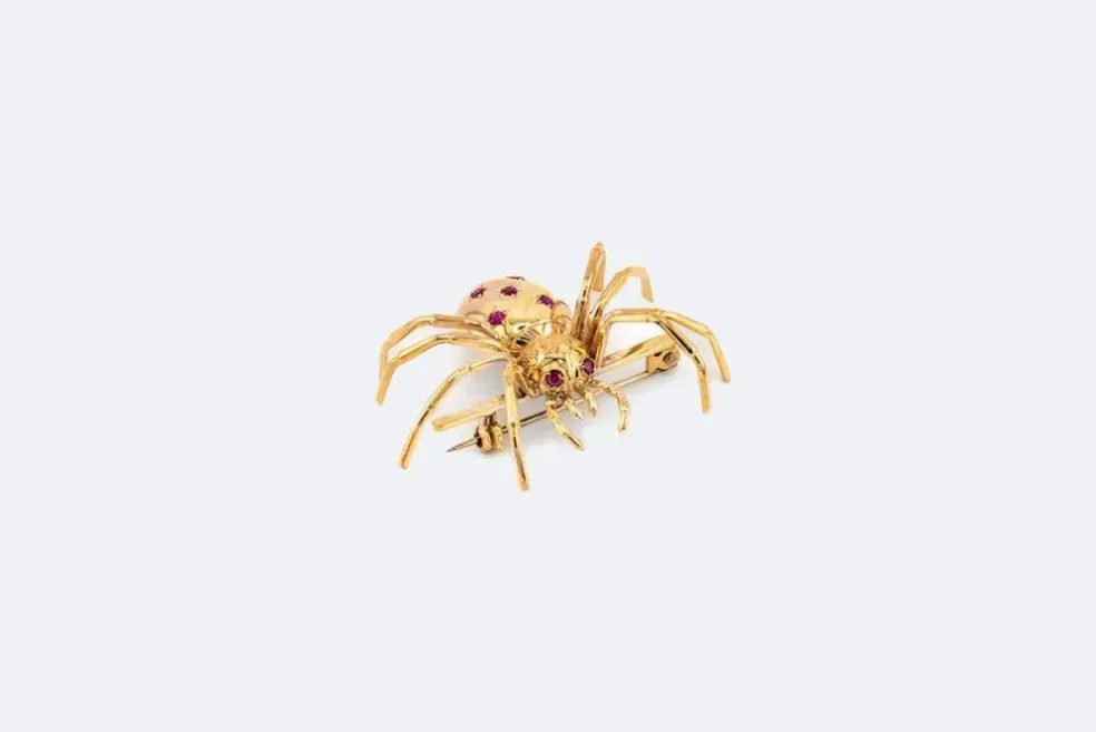 Broche en or jaune avec rubis