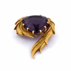 Broche en or jaune et améthyste des années 1940