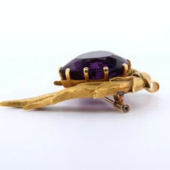 Broche en or jaune et améthyste des années 1940