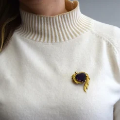 Broche en or jaune et améthyste des années 1940