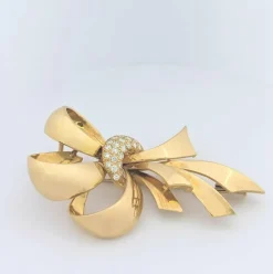 Broche en or jaune et diamants