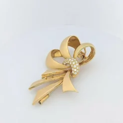 Broche en or jaune et diamants