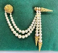 Broche en or jaune et perles