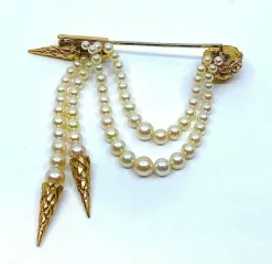Broche en or jaune et perles