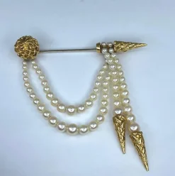 Broche en or jaune et perles