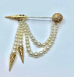 Broche en or jaune et perles