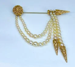 Broche en or jaune et perles