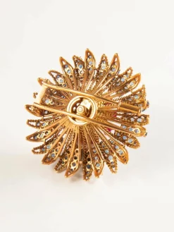 Broche en or jaune, saphirs, rubis et diamants