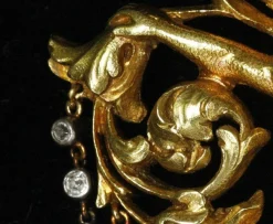 Broche en or Néo-Renaissance de Salt et Schlosberg