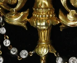 Broche en or Néo-Renaissance de Salt et Schlosberg