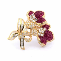 Broche en or, rubis et diamants des années 70