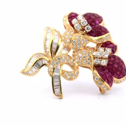 Broche en or, rubis et diamants des années 70