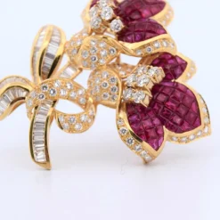 Broche en or, rubis et diamants des années 70