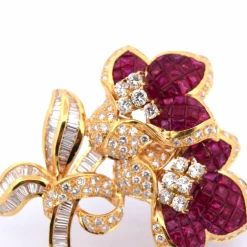 Broche en or, rubis et diamants des années 70