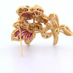 Broche en or, rubis et diamants des années 70