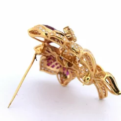 Broche en or, rubis et diamants des années 70
