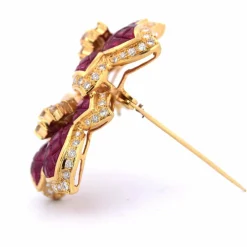 Broche en or, rubis et diamants des années 70