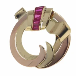 Broche en or sertie de rubis