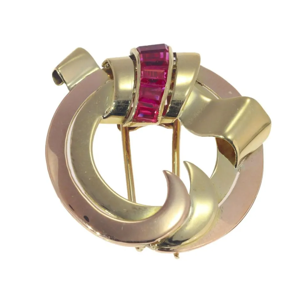 Broche en or sertie de rubis