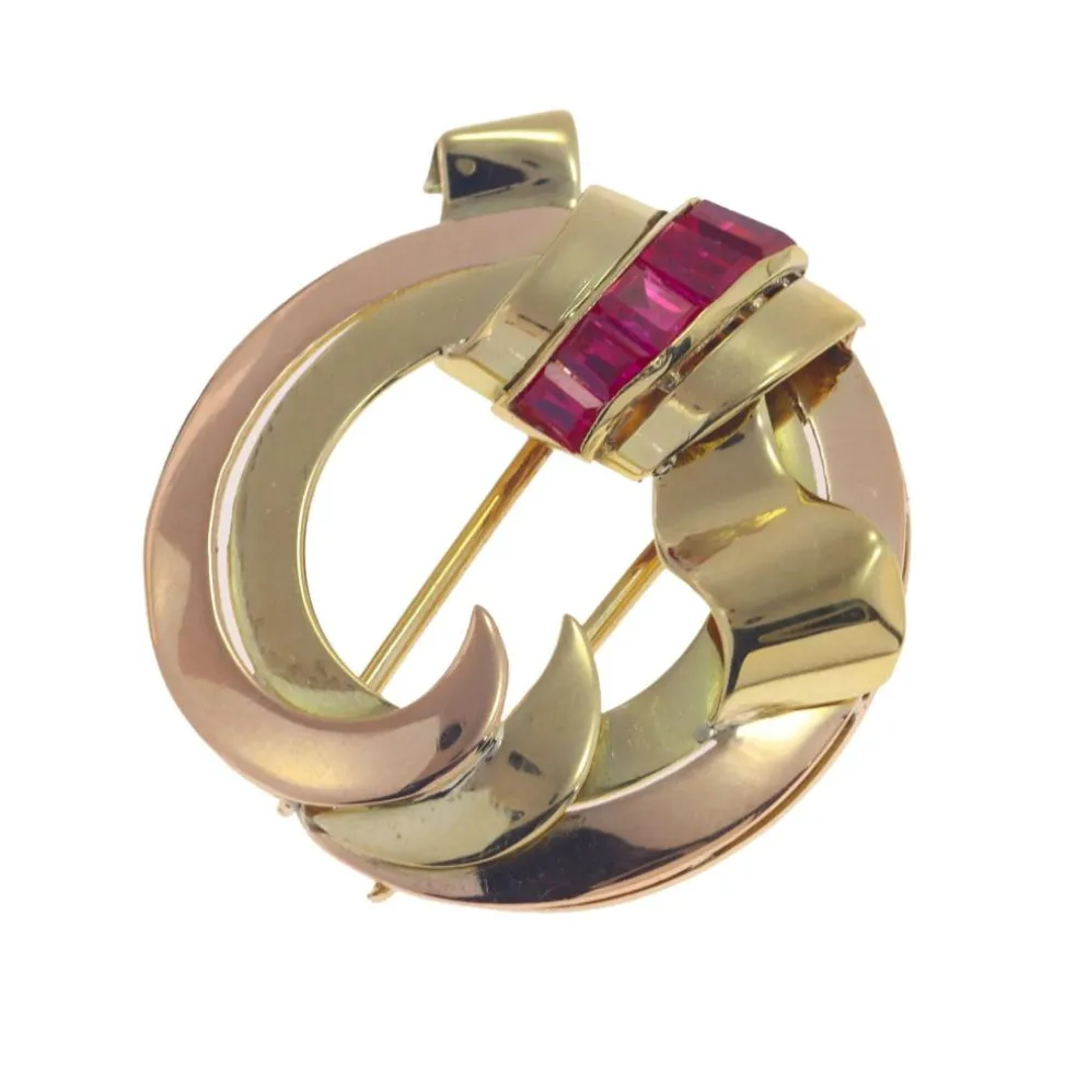 Broche en or sertie de rubis