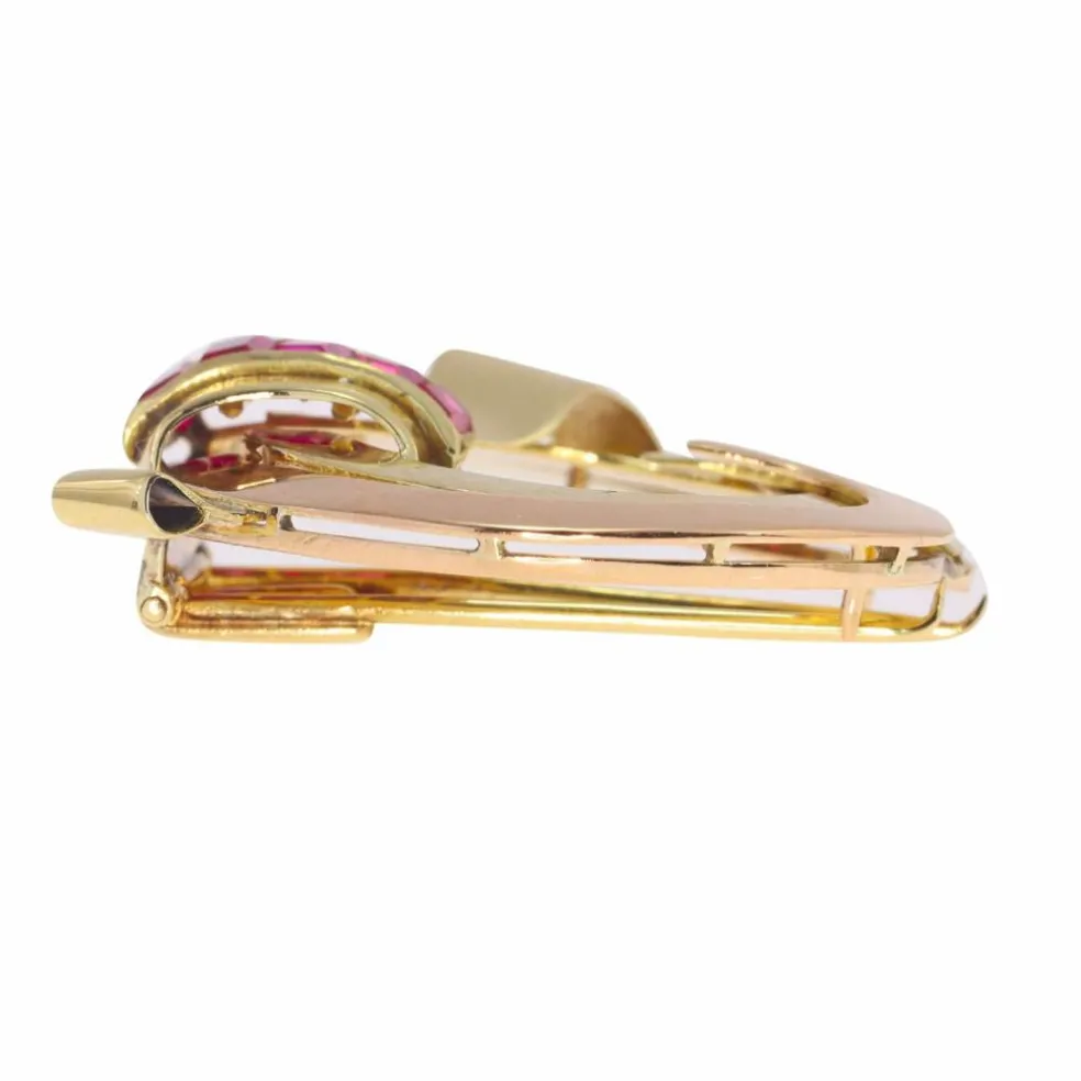 Broche en or sertie de rubis