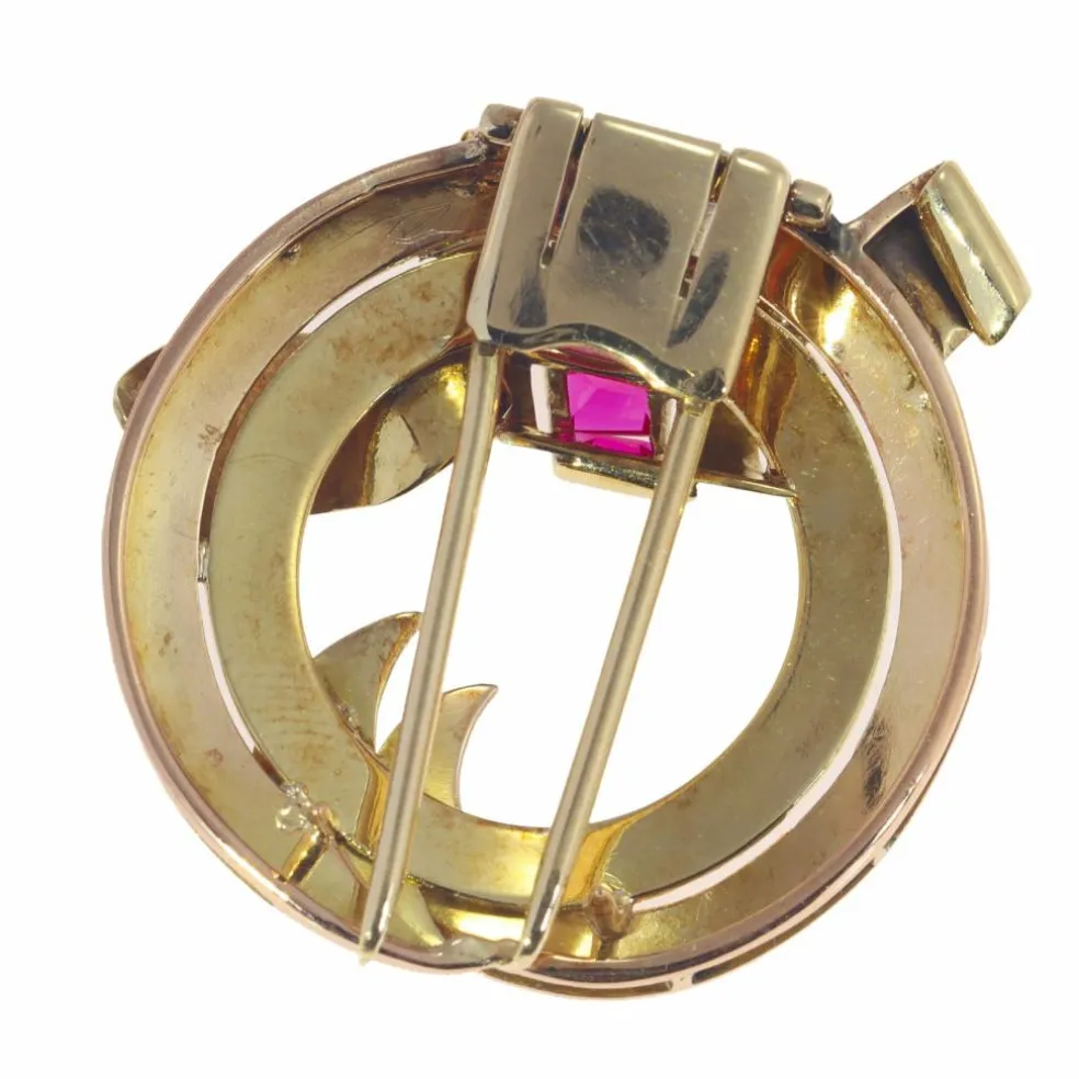 Broche en or sertie de rubis
