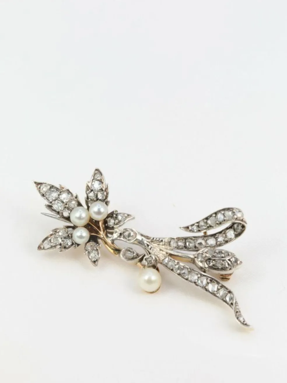 Broche Erable en Or, Diamants, et Perles Fines