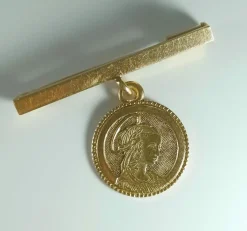 Broche et médaille en or guilloché
