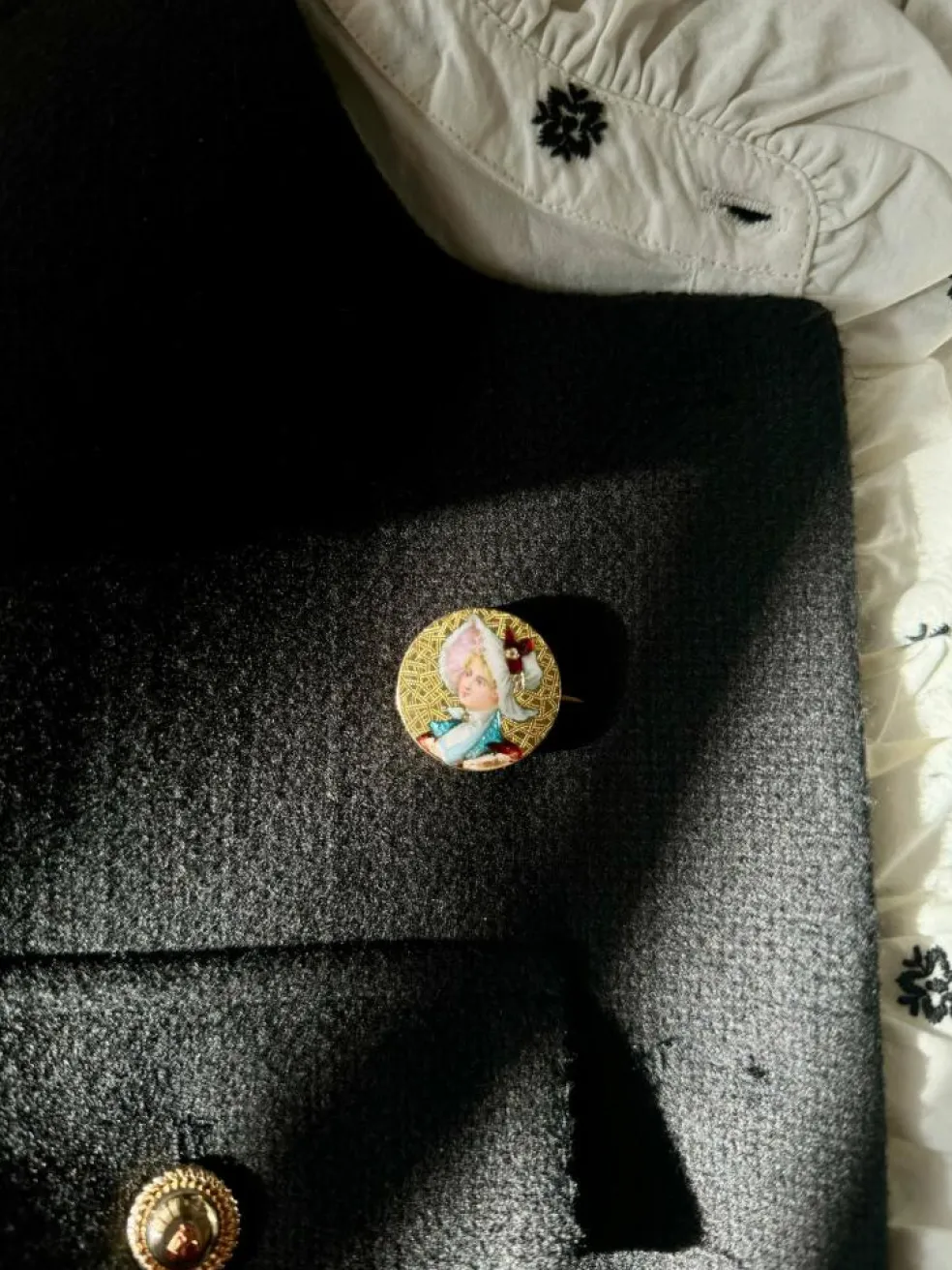 Broche "Femme au chapeau" en Or jaune et Email