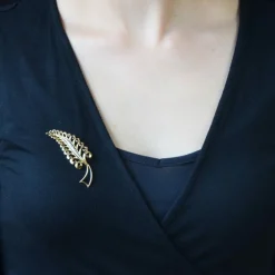 Broche feuille d'or et diamants