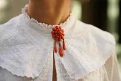 Broche fin 19e corail et diamants en or jaune 18k
