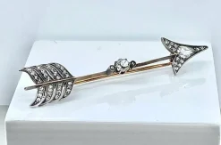 Broche flèche or jaune et argent, diamants poire et ronds, vers 1880