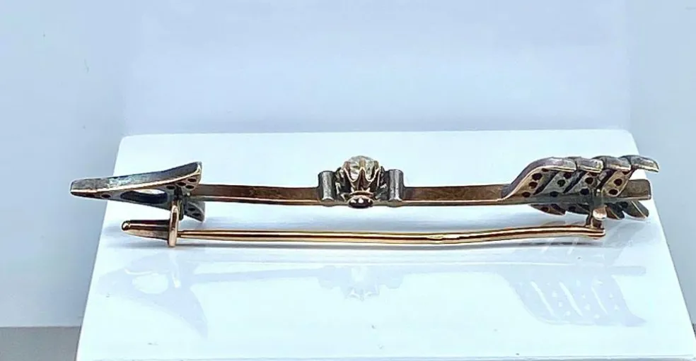 Broche flèche or jaune et argent, diamants poire et ronds, vers 1880