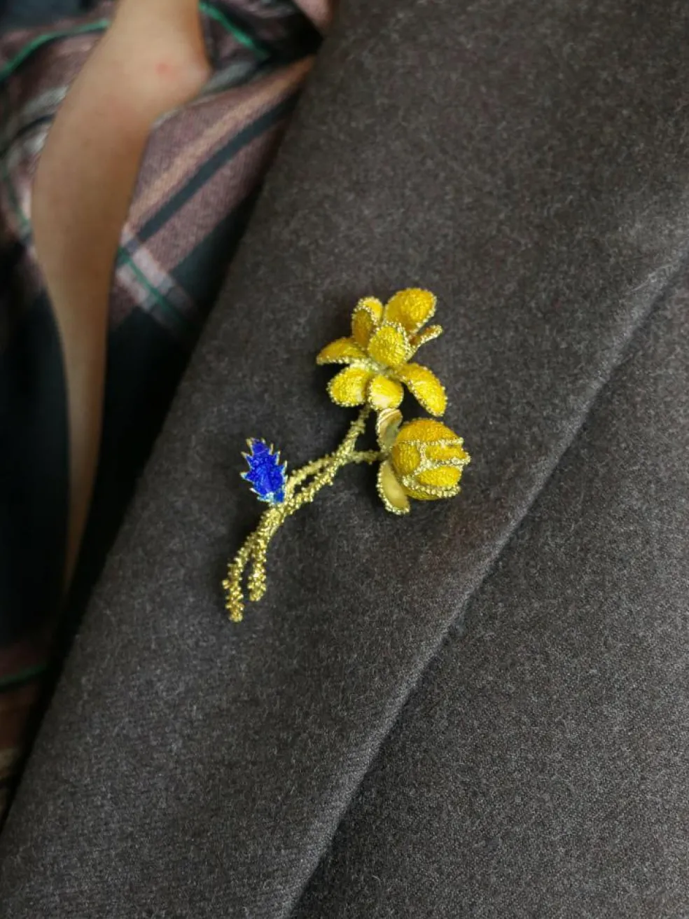 Broche fleur années 70 or jaune émail