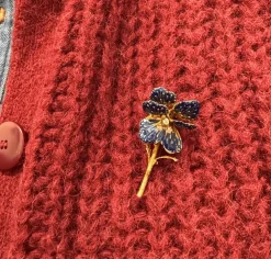 Broche « fleur bleue » Éd. Richards