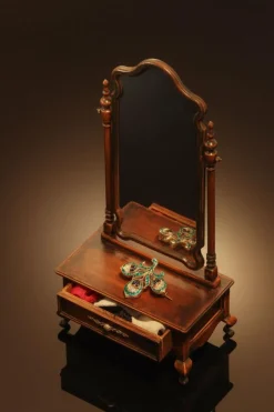 Broche Fleur de Lys Antique Français, Essence Verte Intense (émeraudes, saphirs, diamants)