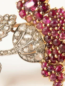 Broche Fleur deux ors, pavage rubis et diamants