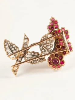 Broche Fleur deux ors, pavage rubis et diamants