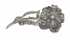 Broche Fleur En Or Blanc Ornée De Diamants