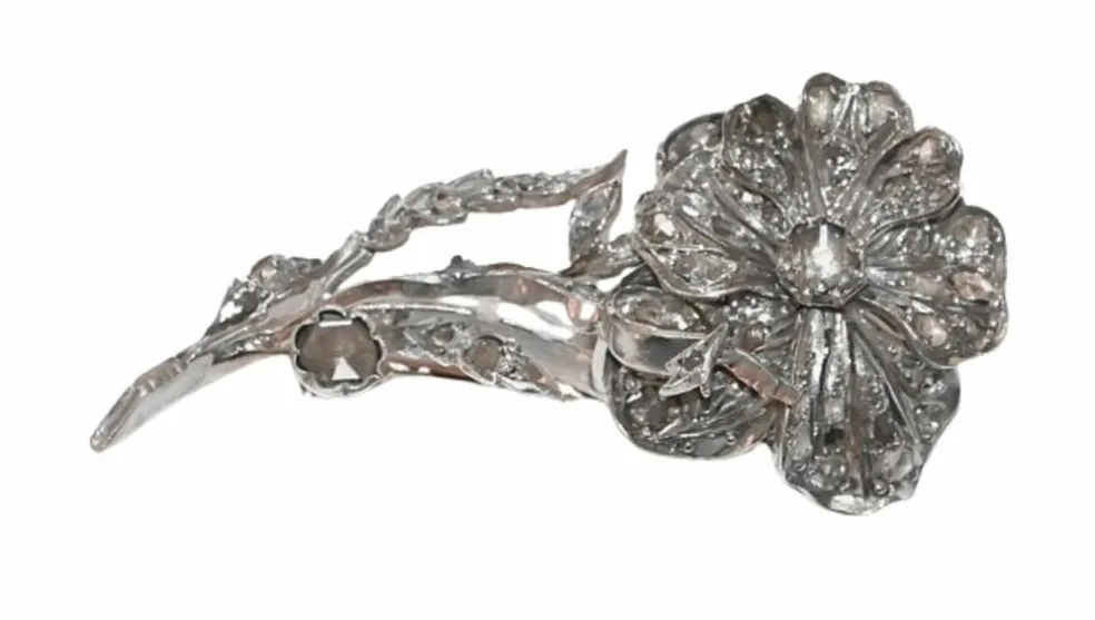 Broche Fleur En Or Blanc Ornée De Diamants