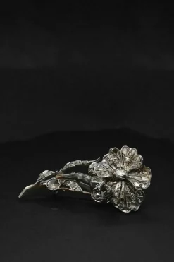 Broche Fleur En Or Blanc Ornée De Diamants