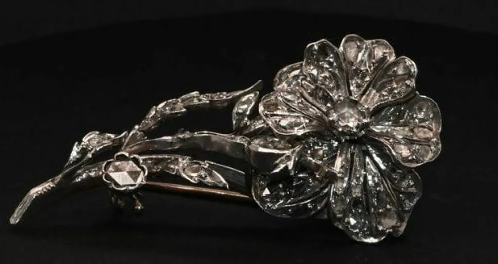 Broche Fleur En Or Blanc Ornée De Diamants