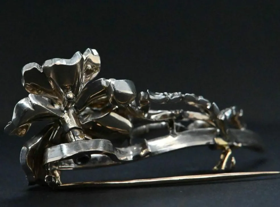 Broche Fleur En Or Blanc Ornée De Diamants