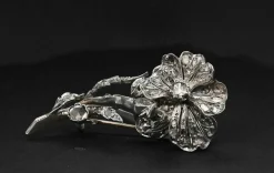 Broche Fleur En Or Blanc Ornée De Diamants