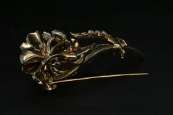 Broche Fleur En Or Blanc Ornée De Diamants