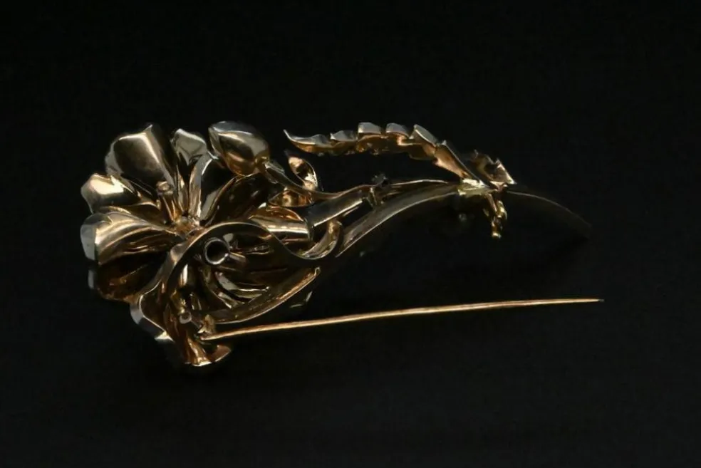 Broche Fleur En Or Blanc Ornée De Diamants